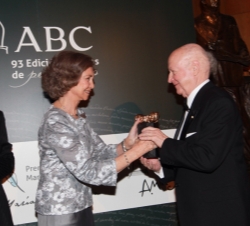 Su Majestad la Reina entrega el premio "Mariano de Cavia" a Jorge Edwards